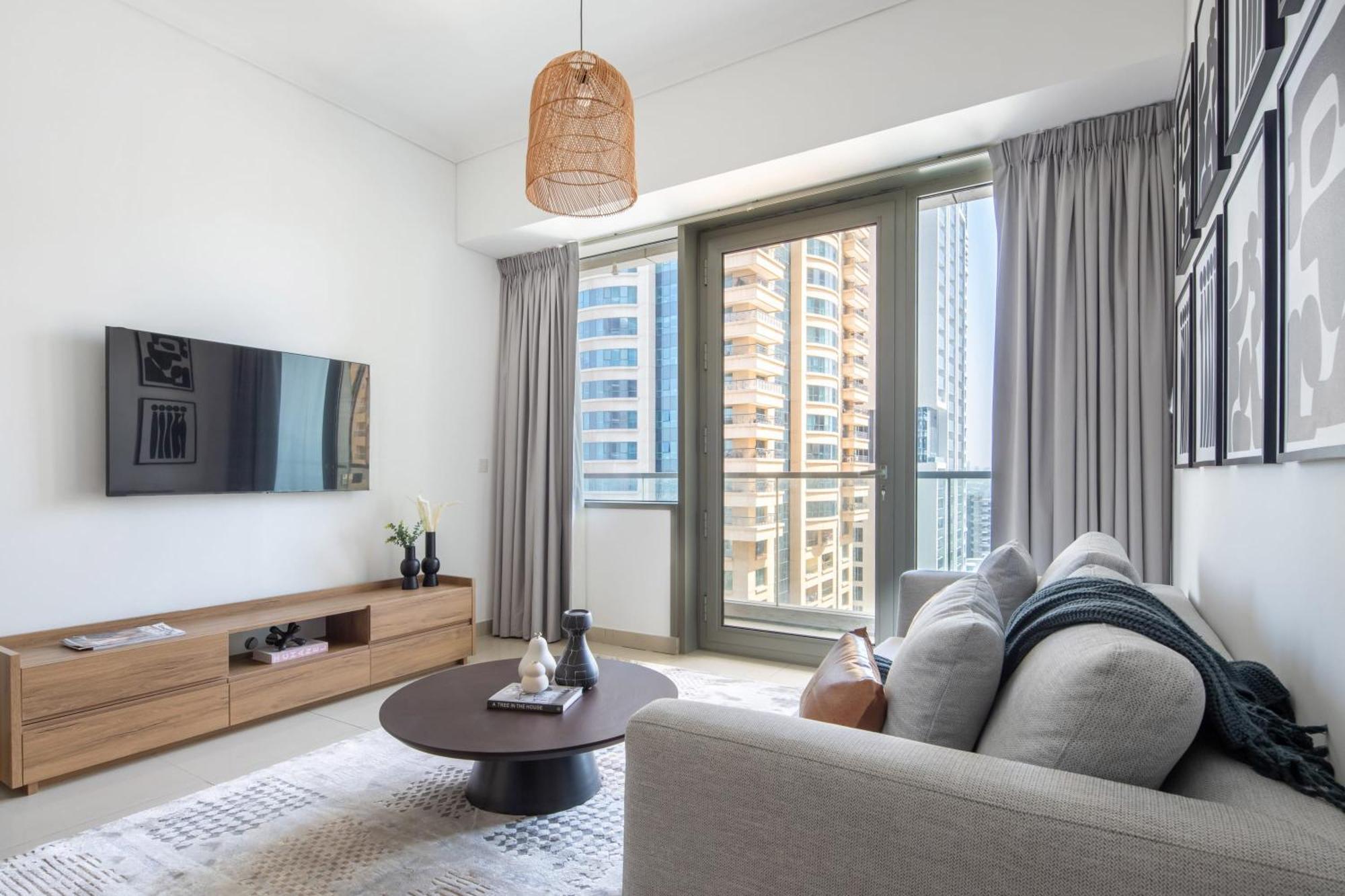 Frank Porter - Ocean Heights Apartment Dubai