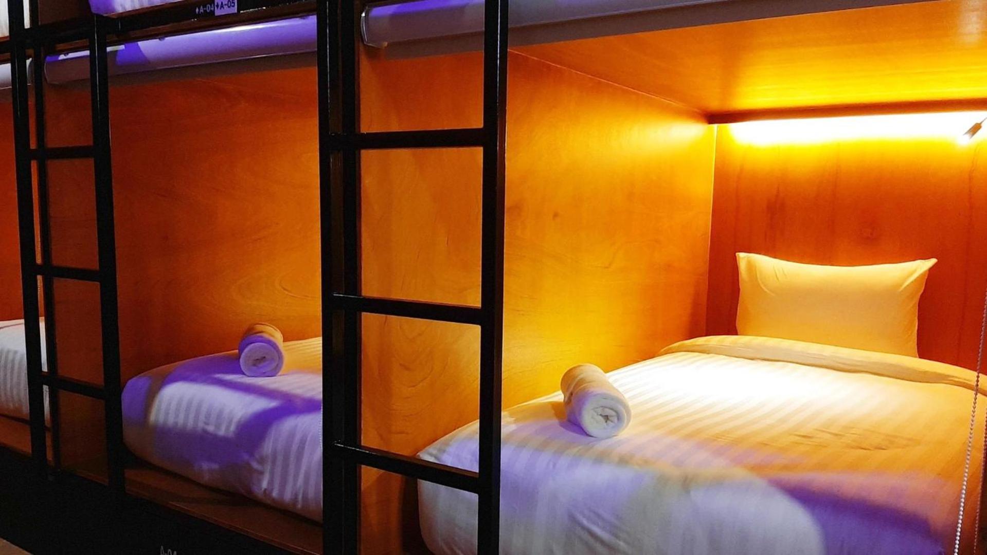 Capsule 5min Walking From Saraf Dg Metro Station Albergue