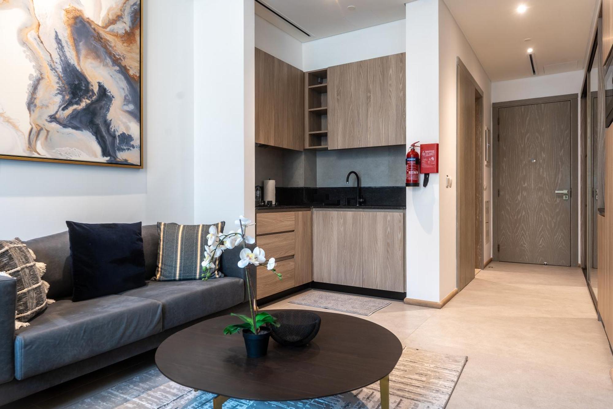 Apartment Escape To Modern In Charming Jvc *
