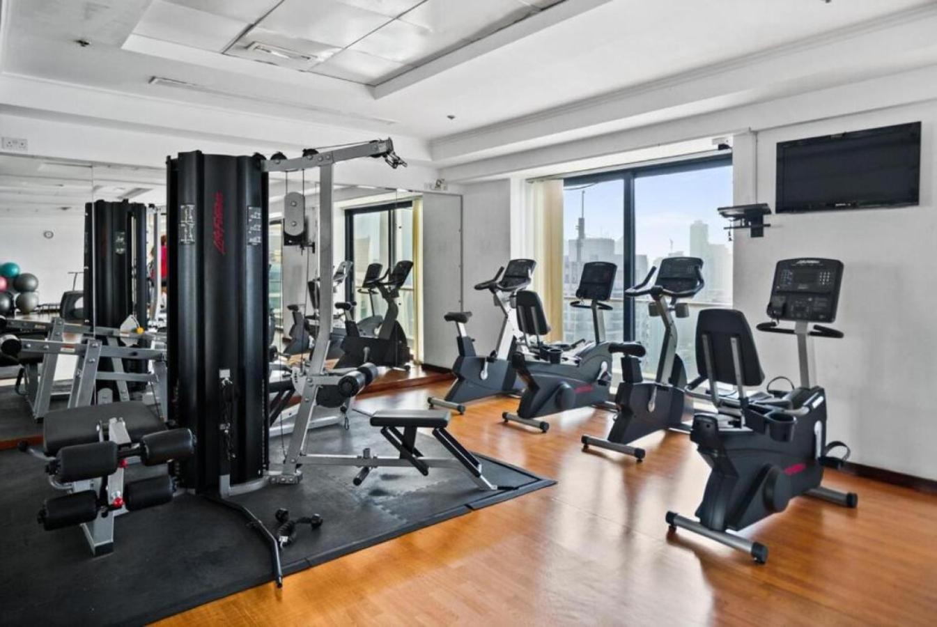 Modern And Chic - - Jlt