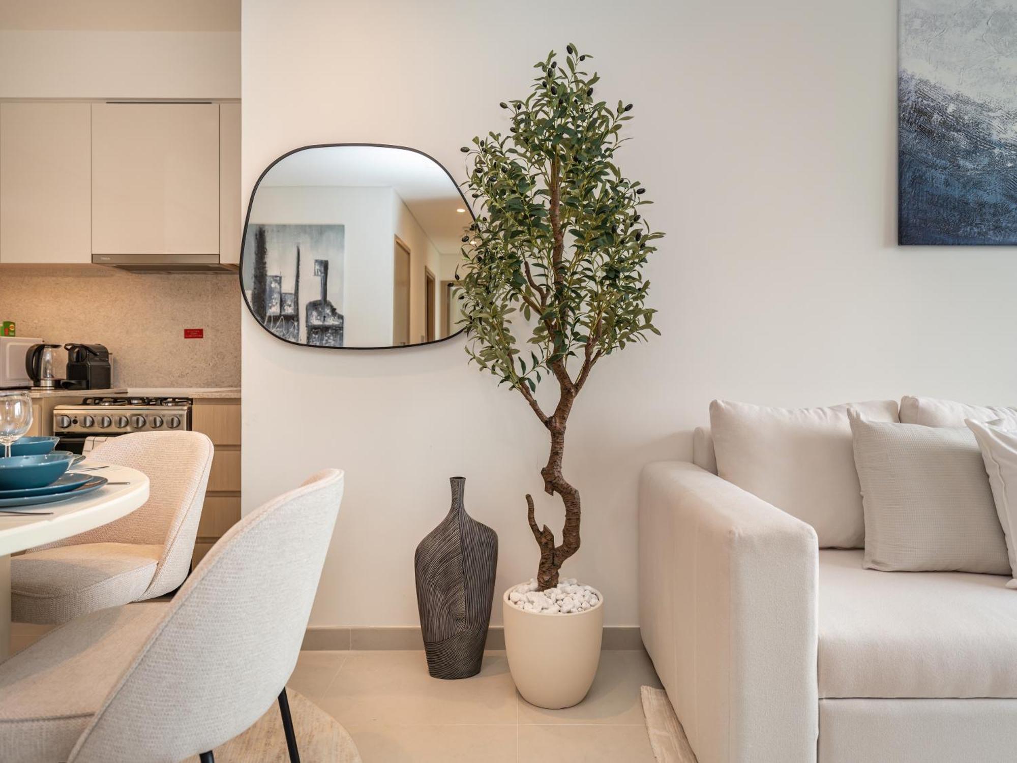 Luxurious 2br In Downtown Pool And Gym Access Apartment Dubai
