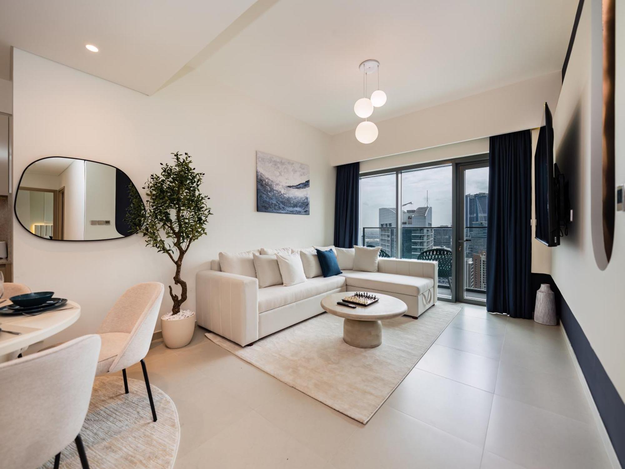 Luxurious 2br In Downtown Pool And Gym Access Dubai