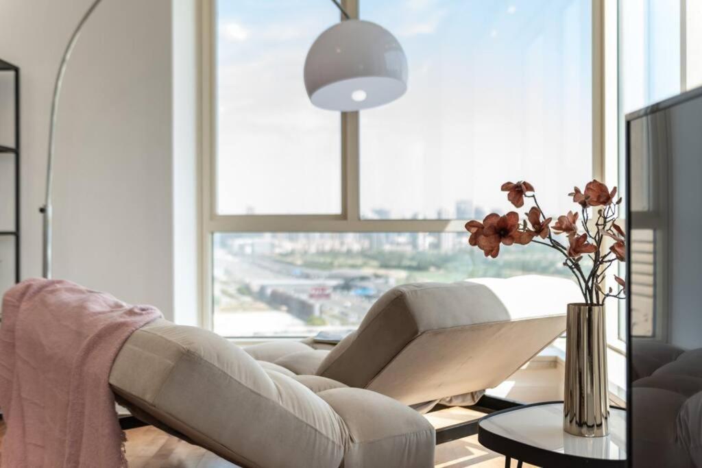 Breathtaking 2br W/180 Degree Views - Marina Apartment *