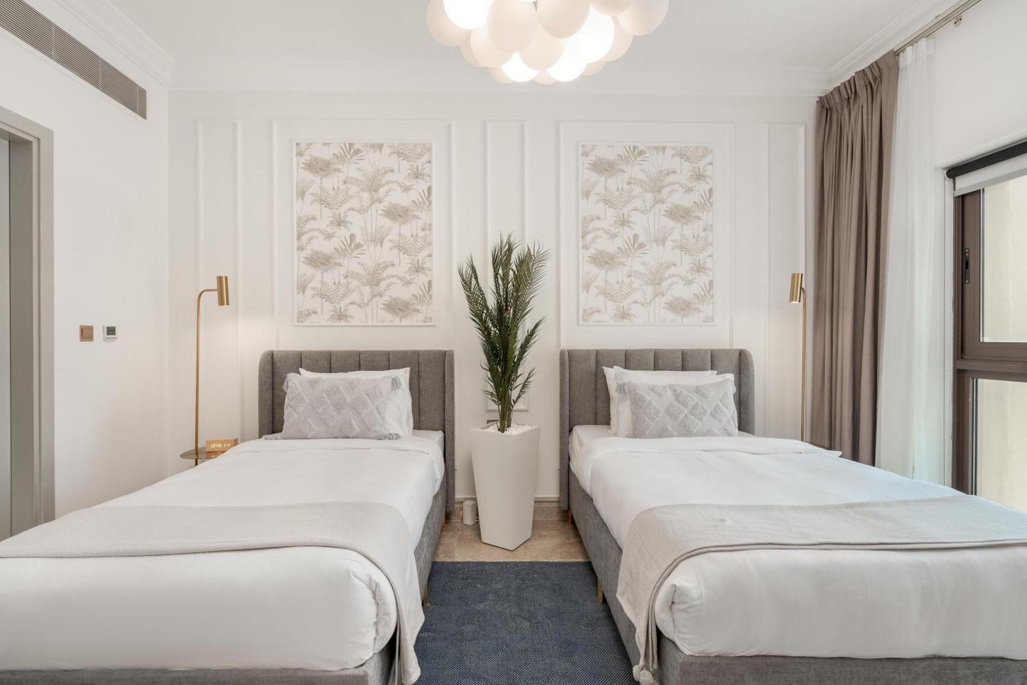 Fairmont Residences The Palm: Beachfront Luxury With Designer Terrace Apartment