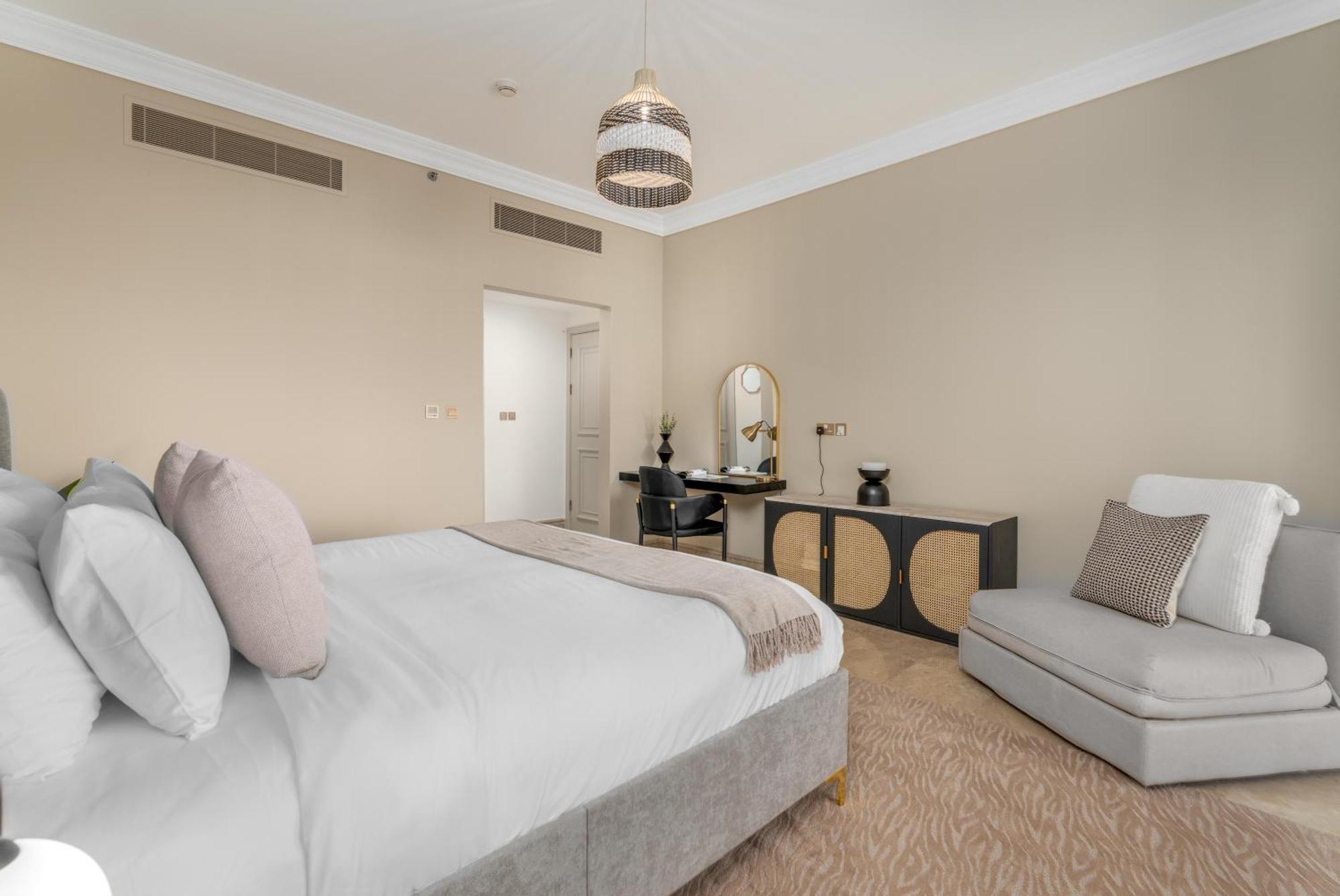 Fairmont Residences The Palm: Beachfront Luxury With Designer Terrace Dubai