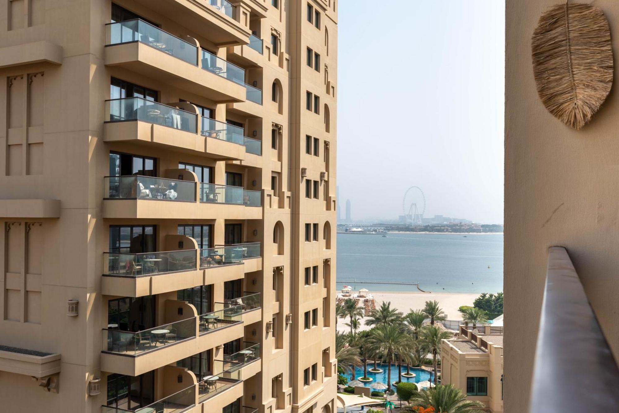Fairmont Residences The Palm: Beachfront Luxury With Designer Terrace Apartment Dubai