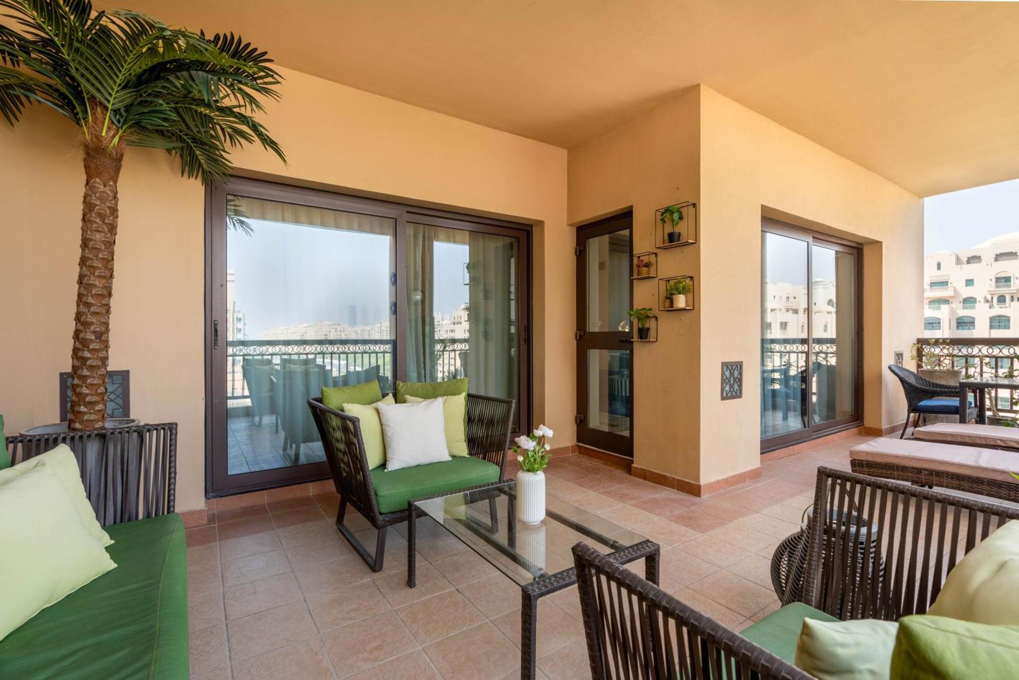 Fairmont Residences The Palm: Beachfront Luxury With Designer Terrace *