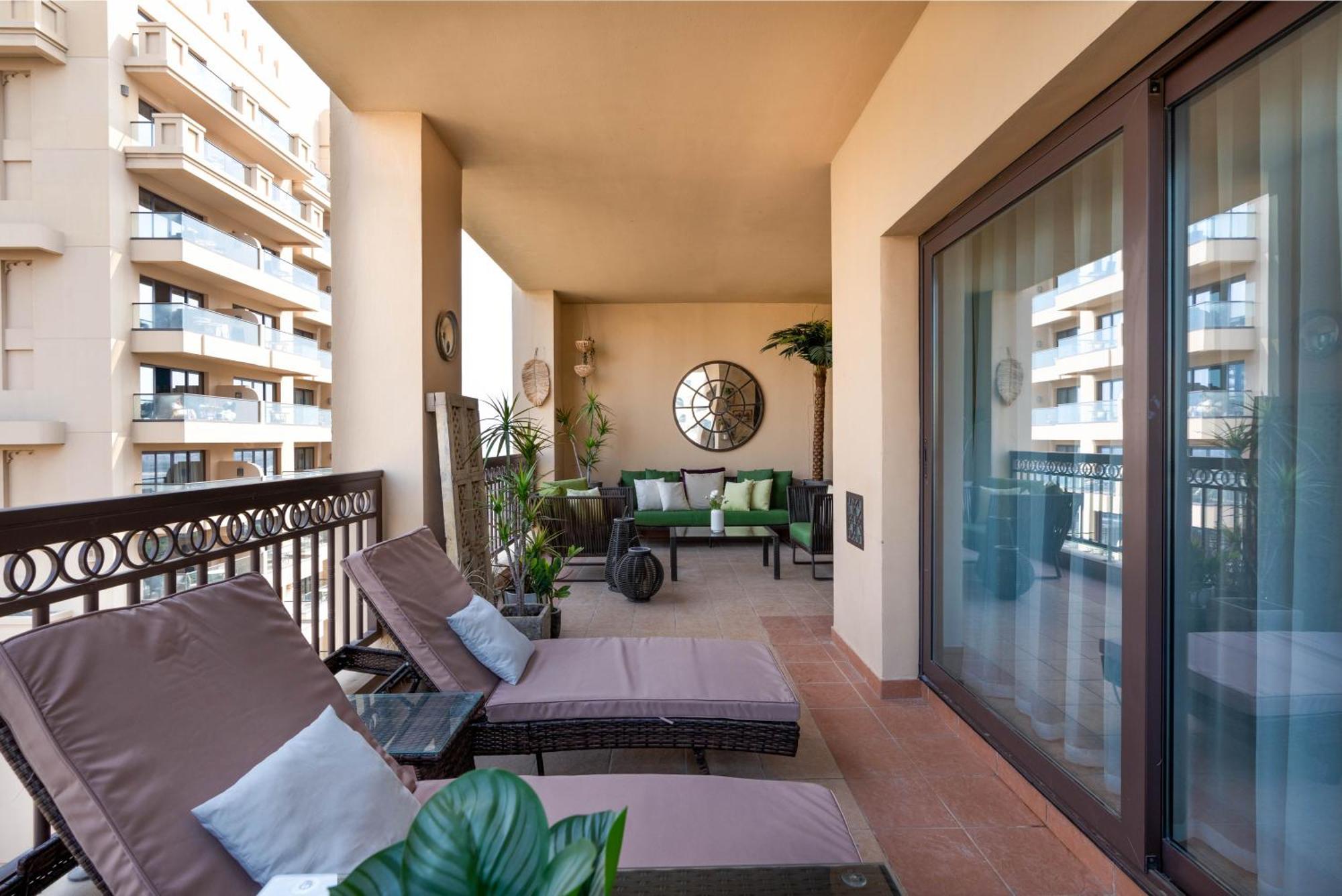 Fairmont Residences The Palm: Beachfront Luxury With Designer Terrace *