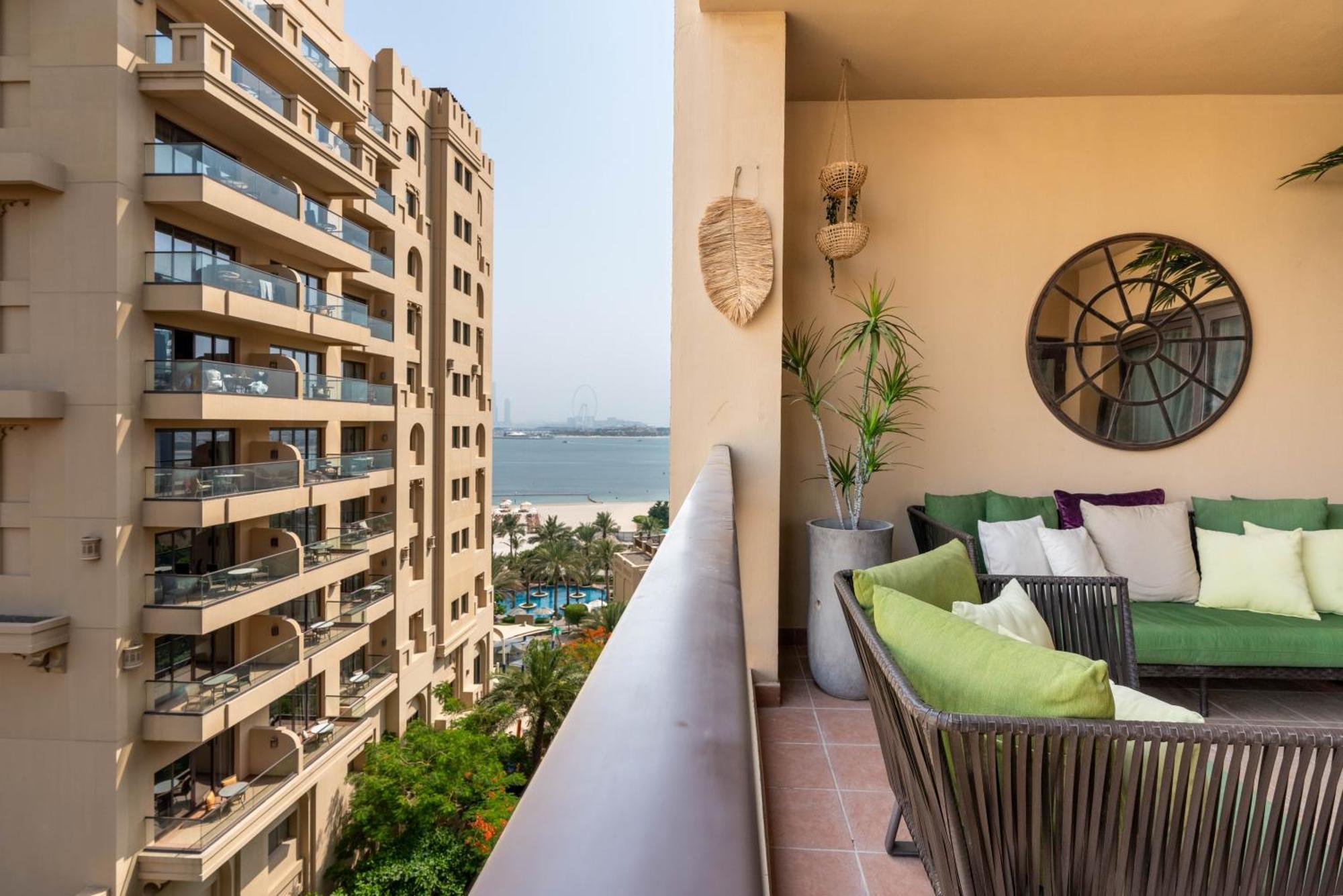 Fairmont Residences The Palm: Beachfront Luxury With Designer Terrace Apartment Dubai