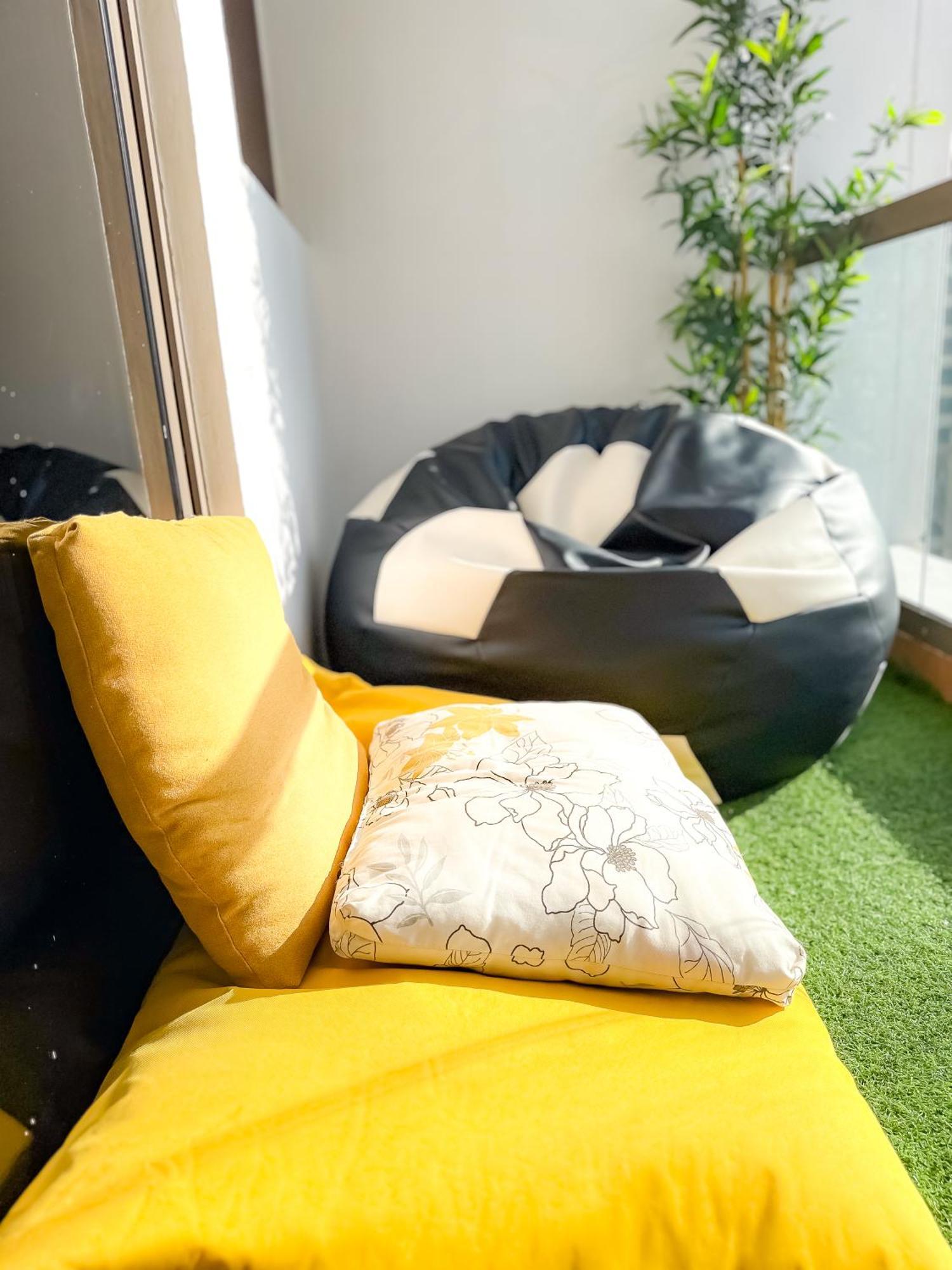The Journey - Infront Of Tram-metro, Access To Beach, Pool & Gym - Enjoy Our Seaview - Coworking Space - Resident Housekeeping - Inhouse Food Menu - All At Jumierah Beach Residence, Marina Hostel