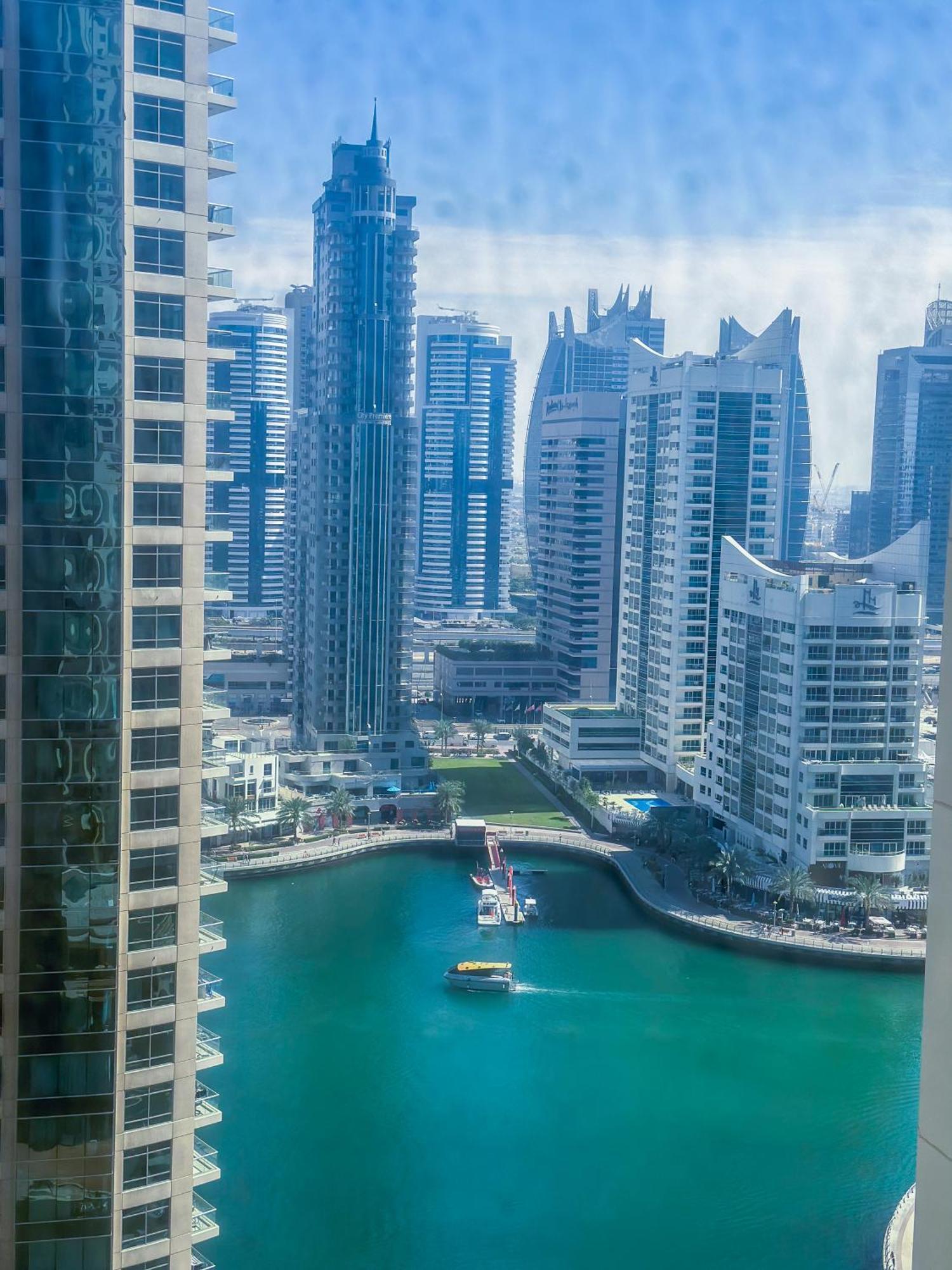 The Journey - Infront Of Tram-metro, Access To Beach, Pool & Gym - Enjoy Our Seaview - Coworking Space - Resident Housekeeping - Inhouse Food Menu - All At Jumierah Beach Residence, Marina Hostel *