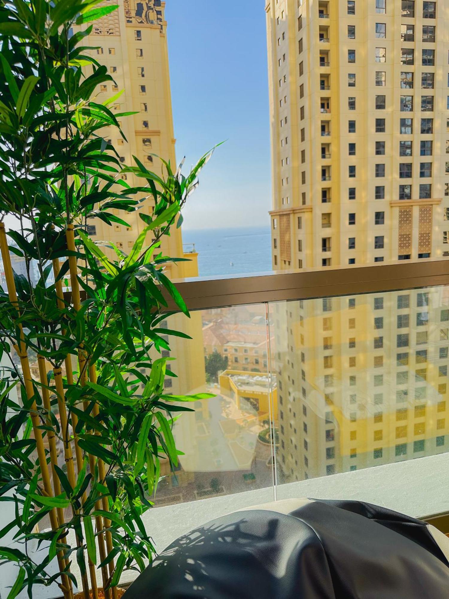 The Journey - Infront Of Tram-metro, Access To Beach, Pool & Gym - Enjoy Our Seaview - Coworking Space - Resident Housekeeping - Inhouse Food Menu - All At Jumierah Beach Residence, Marina Hostel Dubai