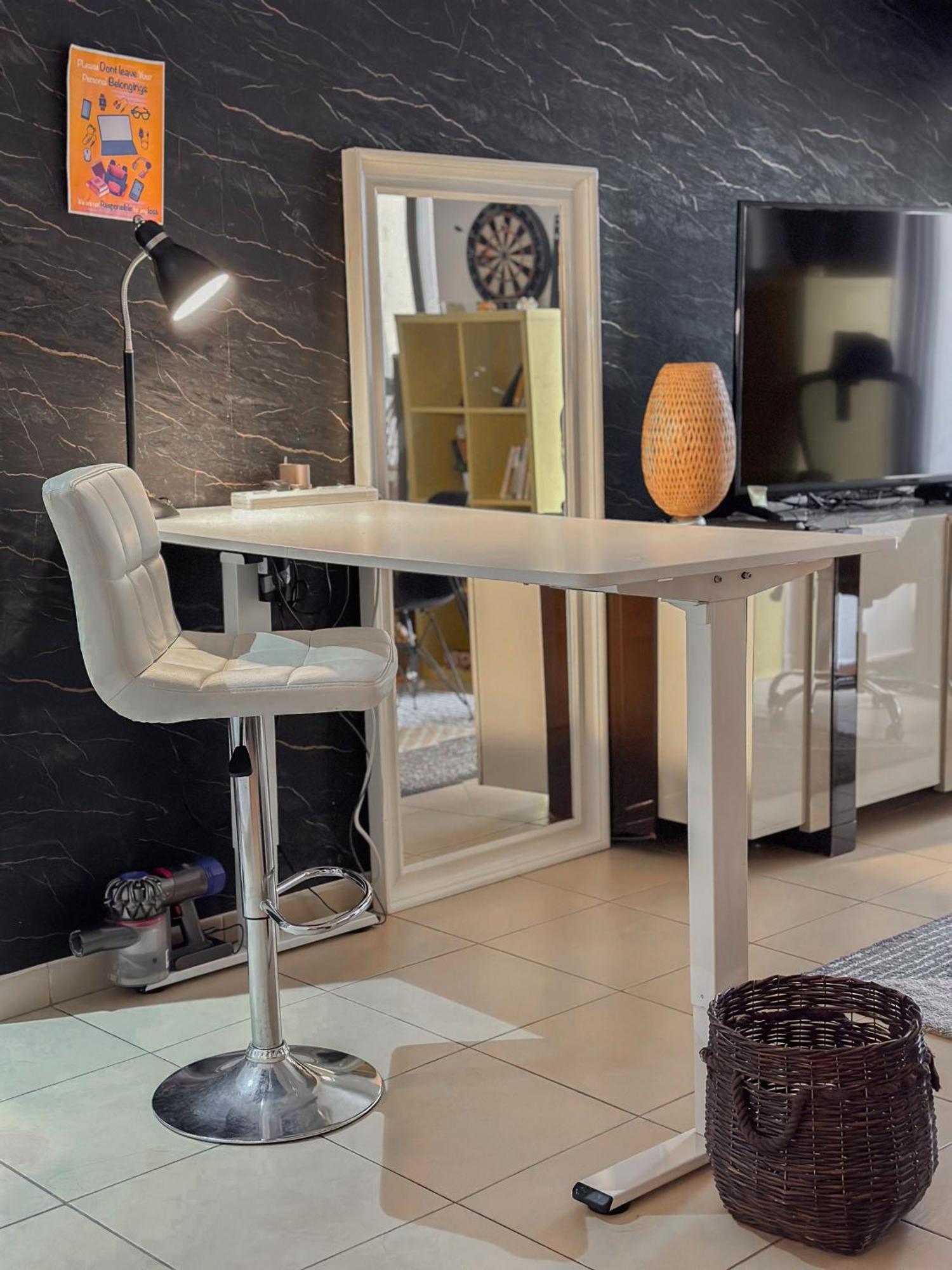 The Journey - Infront Of Tram-metro, Access To Beach, Pool & Gym - Enjoy Our Seaview - Coworking Space - Resident Housekeeping - Inhouse Food Menu - All At Jumierah Beach Residence, Marina Hostel