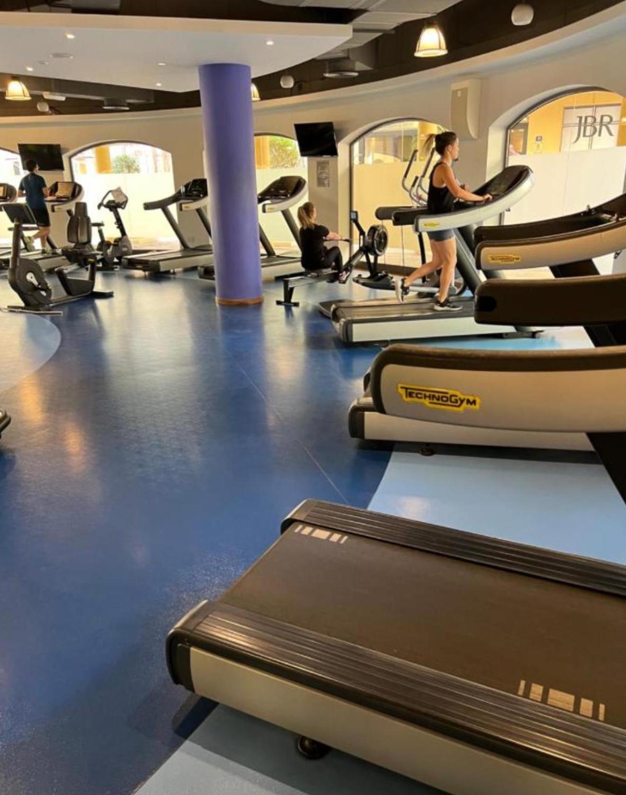 Hostel The Journey - Infront Of Tram-metro, Access To Beach, Pool & Gym - Enjoy Our Seaview - Coworking Space - Resident Housekeeping - Inhouse Food Menu - All At Jumierah Beach Residence, Marina Dubai
