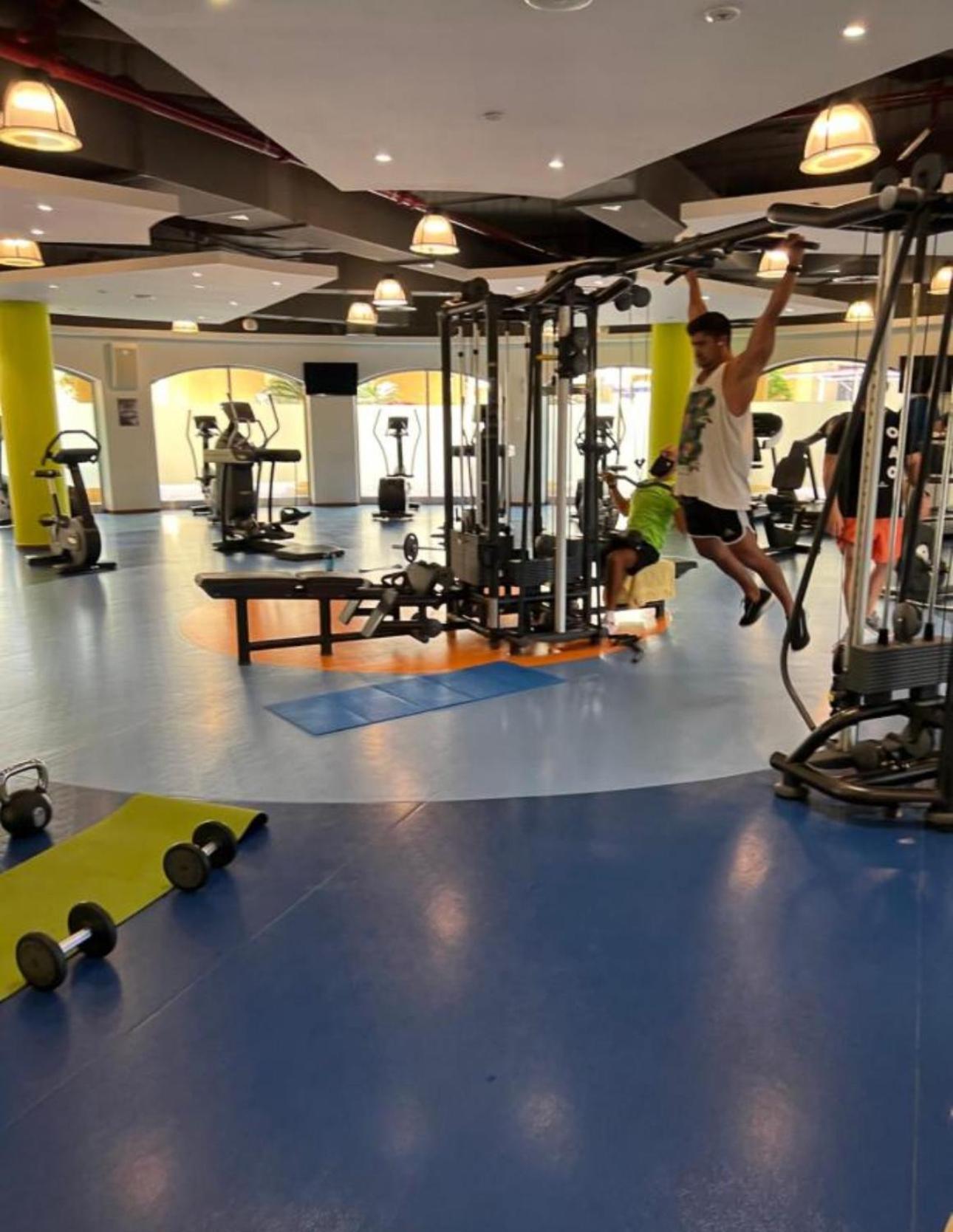 The Journey - Infront Of Tram-metro, Access To Beach, Pool & Gym - Enjoy Our Seaview - Coworking Space - Resident Housekeeping - Inhouse Food Menu - All At Jumierah Beach Residence, Marina Hostel *