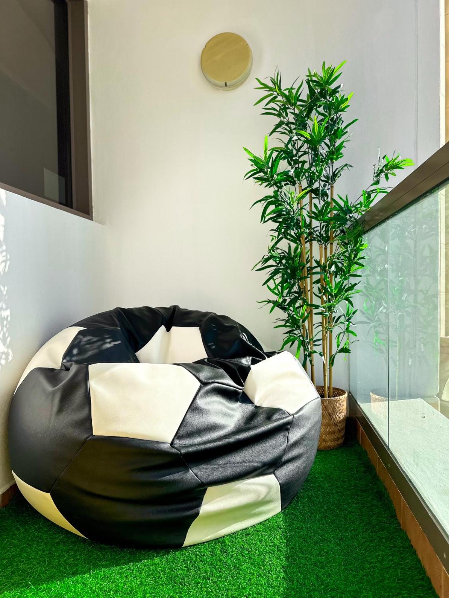 Hostel The Journey - Infront Of Tram-metro, Access To Beach, Pool & Gym - Enjoy Our Seaview - Coworking Space - Resident Housekeeping - Inhouse Food Menu - All At Jumierah Beach Residence, Marina Dubai