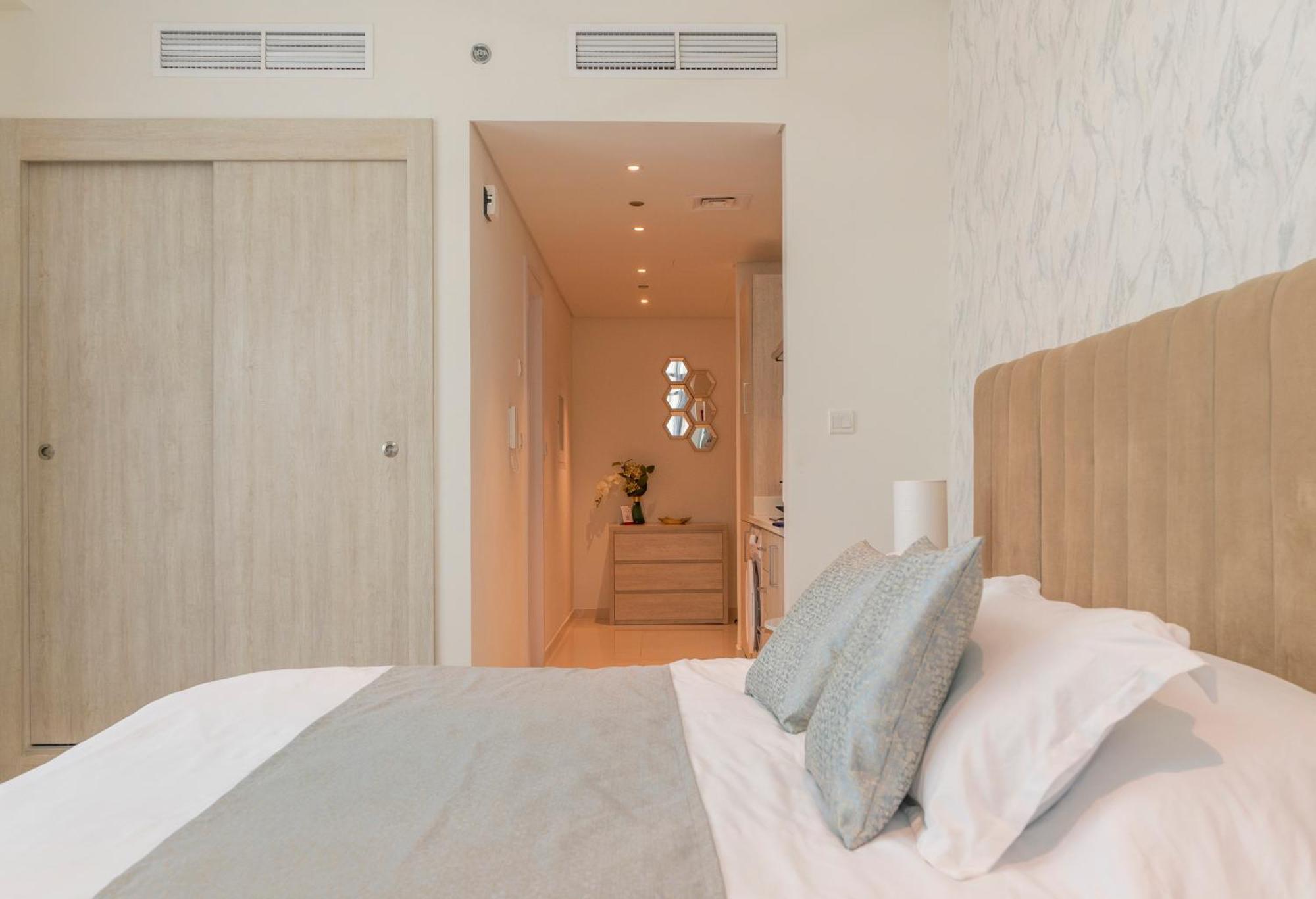 With Private Access At Palm Jumeirah Apartment *