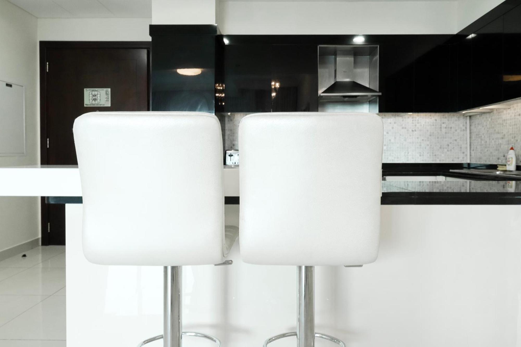 Apartment Three Bedroom Near Mall Street Downtown - Ezytrac *
