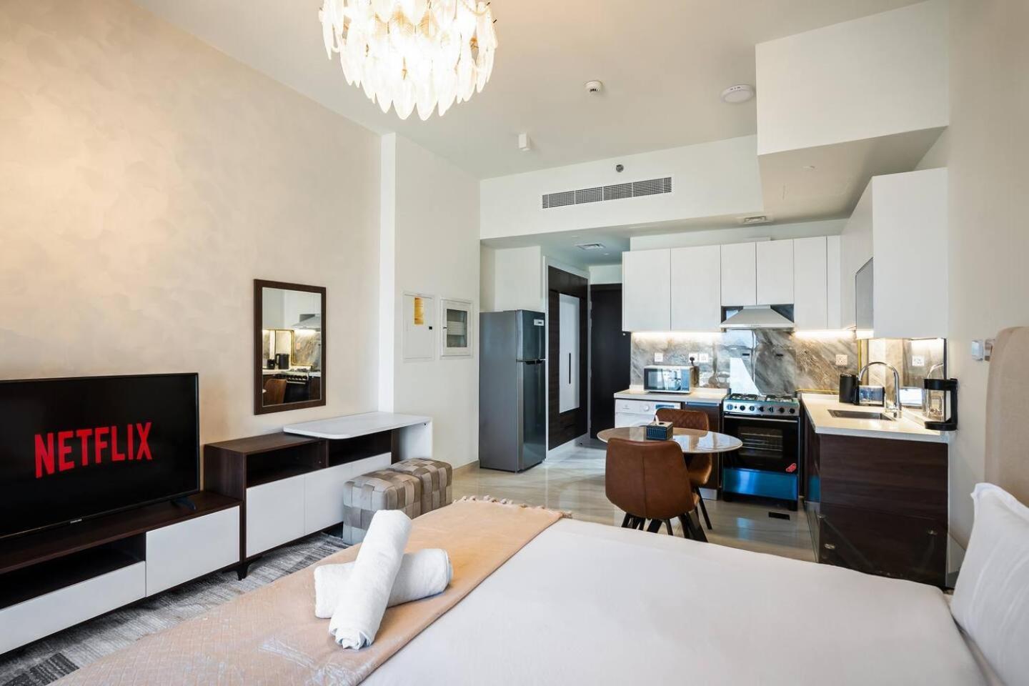 Apartment Stylish Studio - Miracle Gardens *