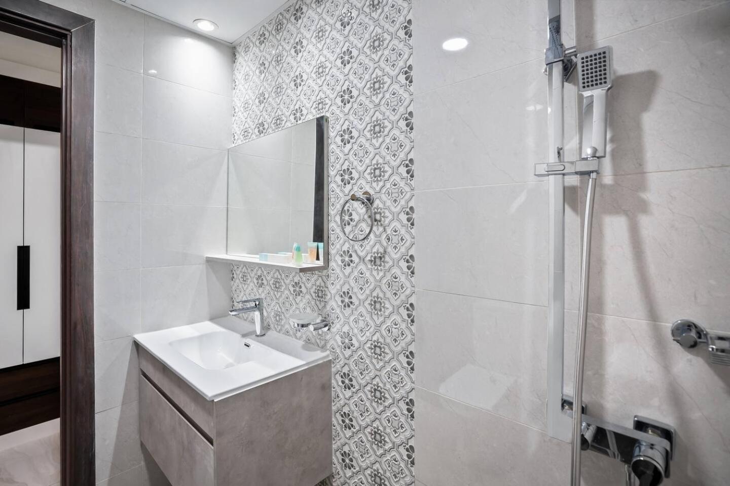 Apartment Stylish Studio - Miracle Gardens *