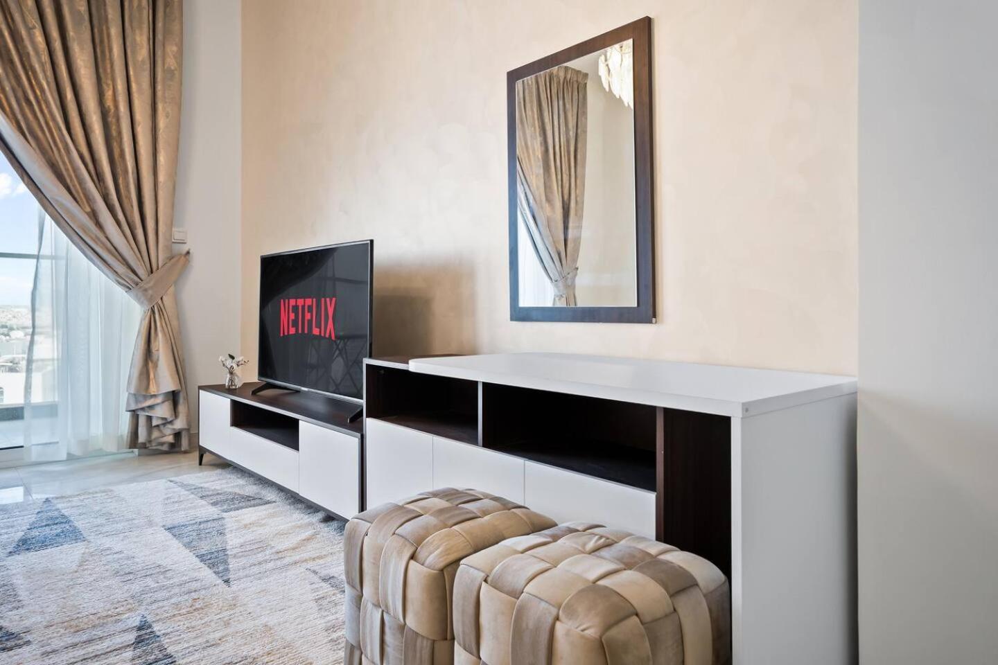 Stylish Studio - Miracle Gardens Apartment