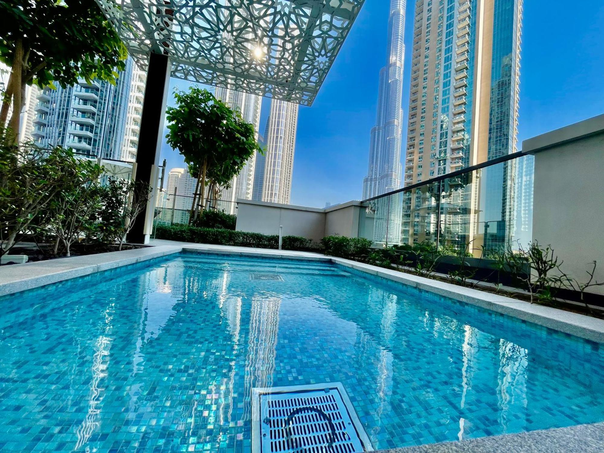 Daire Chic Luxe 2br I High Floor L By Burj Khalifa & Mall I Pool L Gym