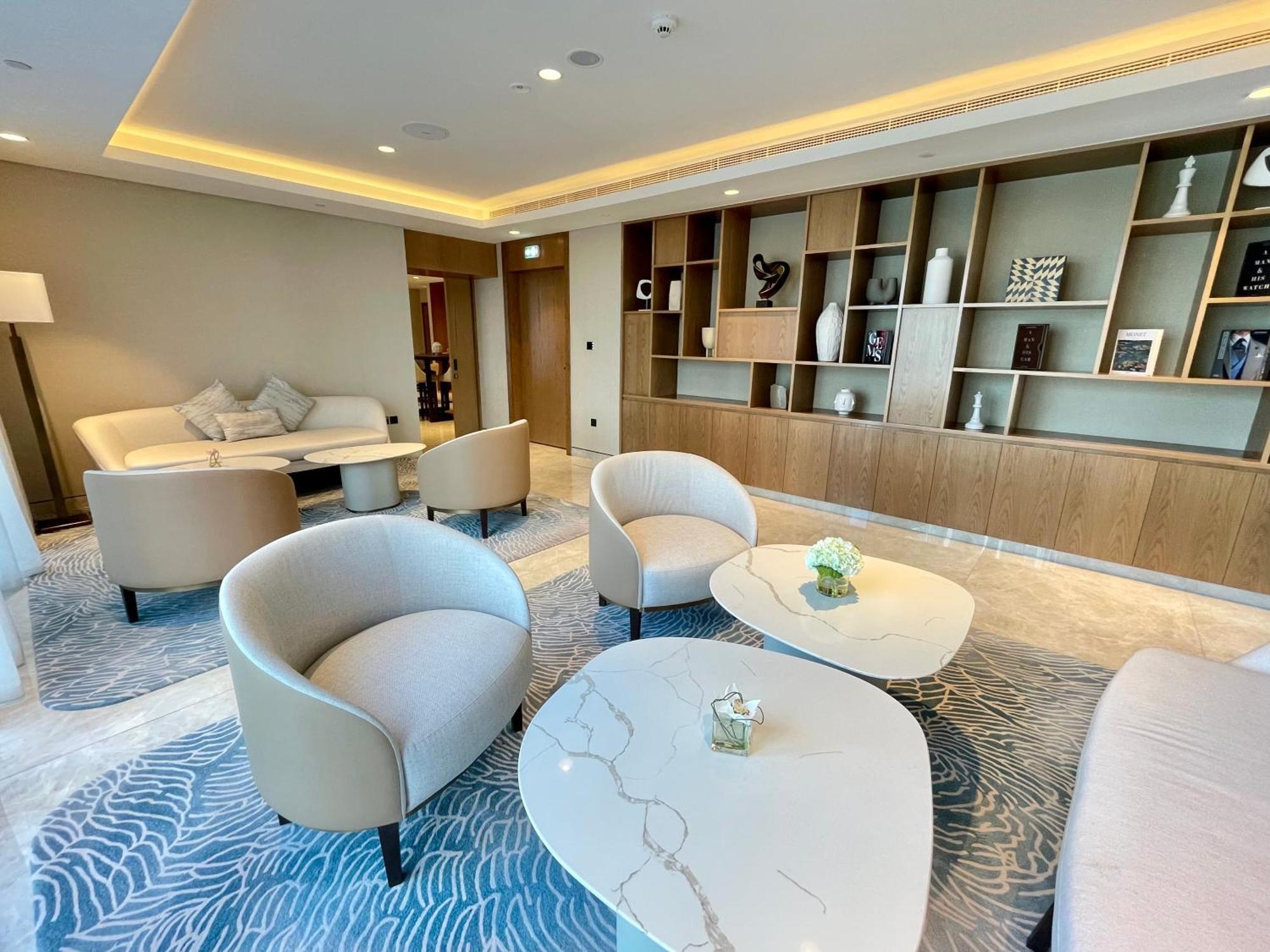 Daire Chic Luxe 2br I High Floor L By Burj Khalifa & Mall I Pool L Gym Dubai
