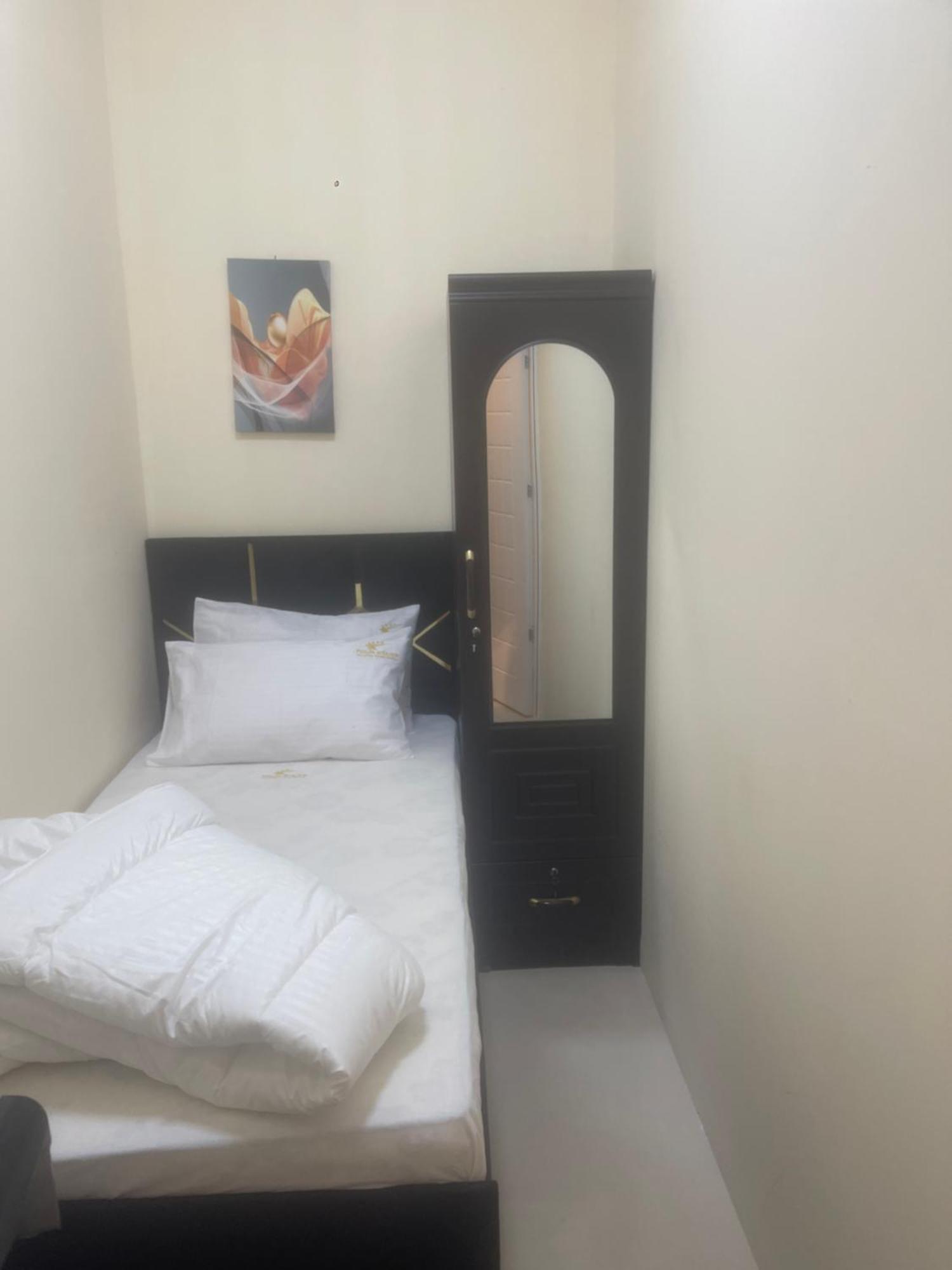 Four Stars * Dubai