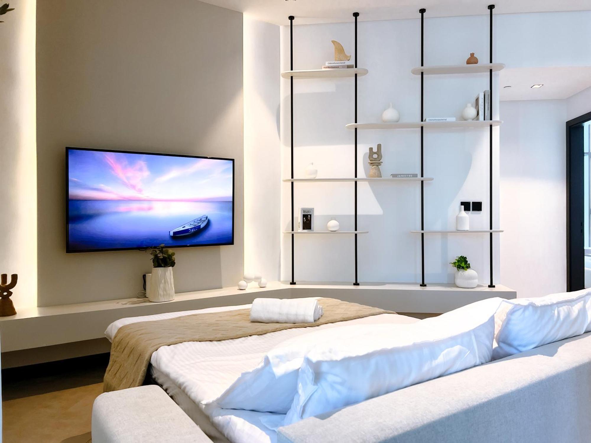 Brand New Luxury 2-bedroom With Sofa-bed Apartment *