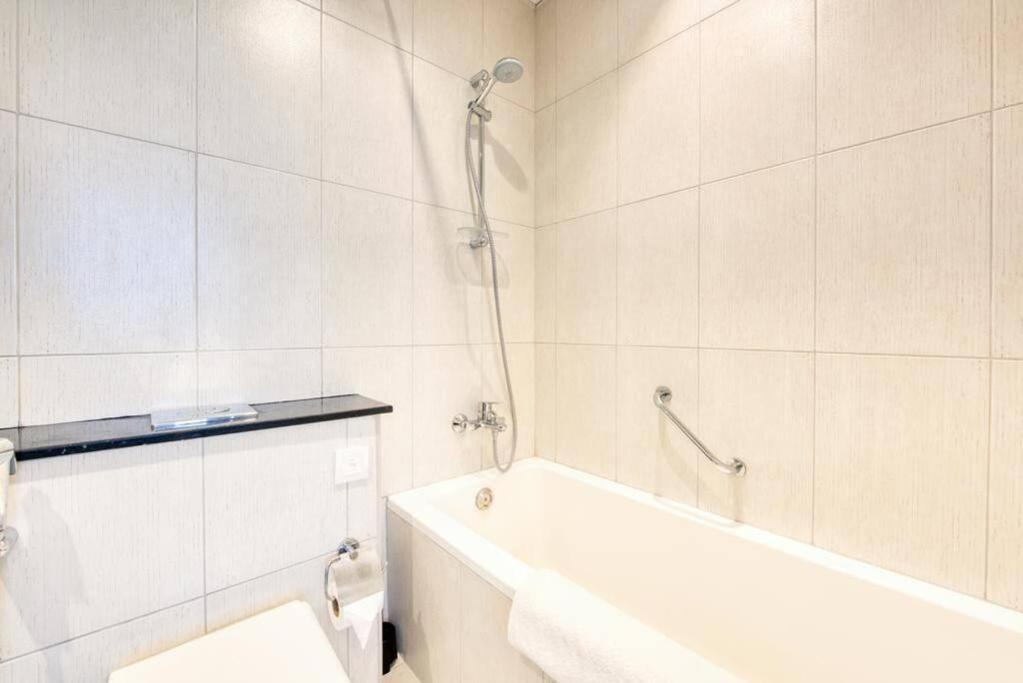 Spacious 1 Bed With Pool & View