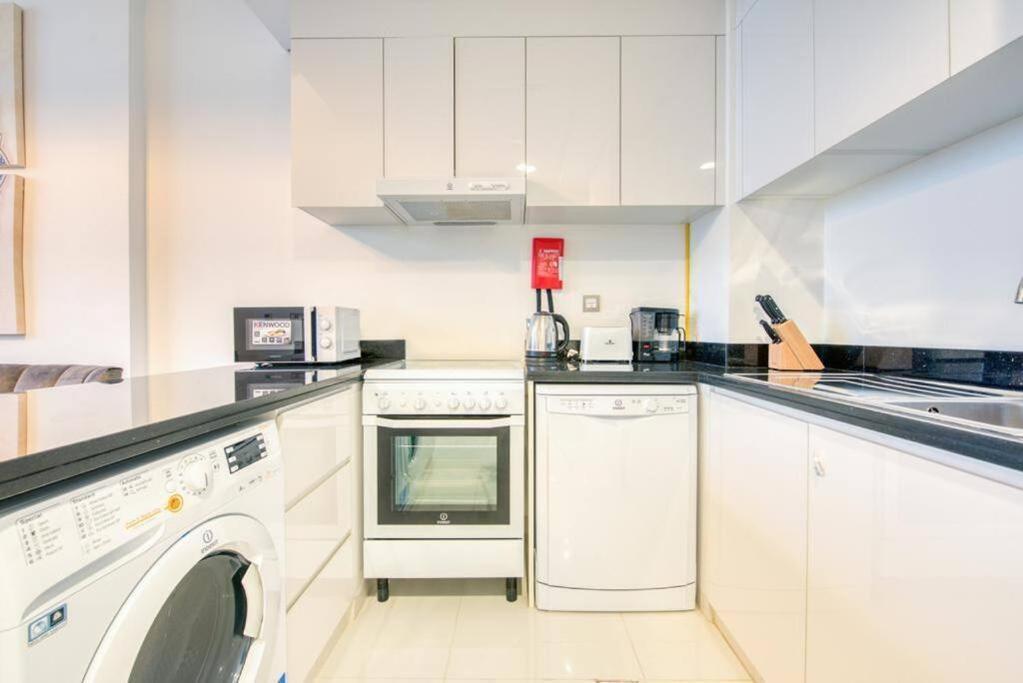 Spacious 1 Bed With Pool & View Daire