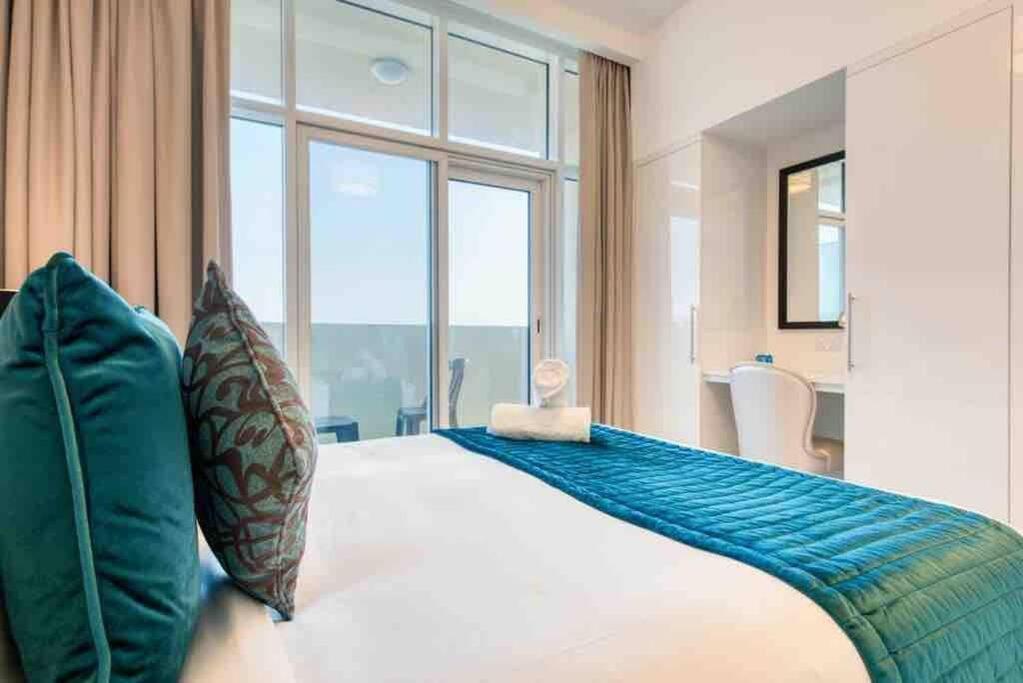 Spacious 1 Bed With Pool & View * Dubai