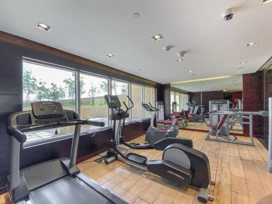 Spacious 1 Bed With Pool & View