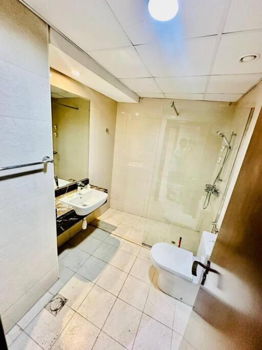 Luxurious & Fully Spacious 2 Bedroom Apt' Apartment *