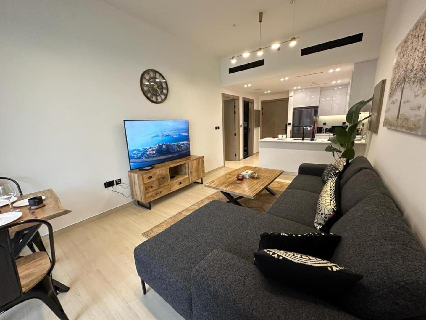 Spacious 1 Bedroom In Jvc W Balcony & Pool View