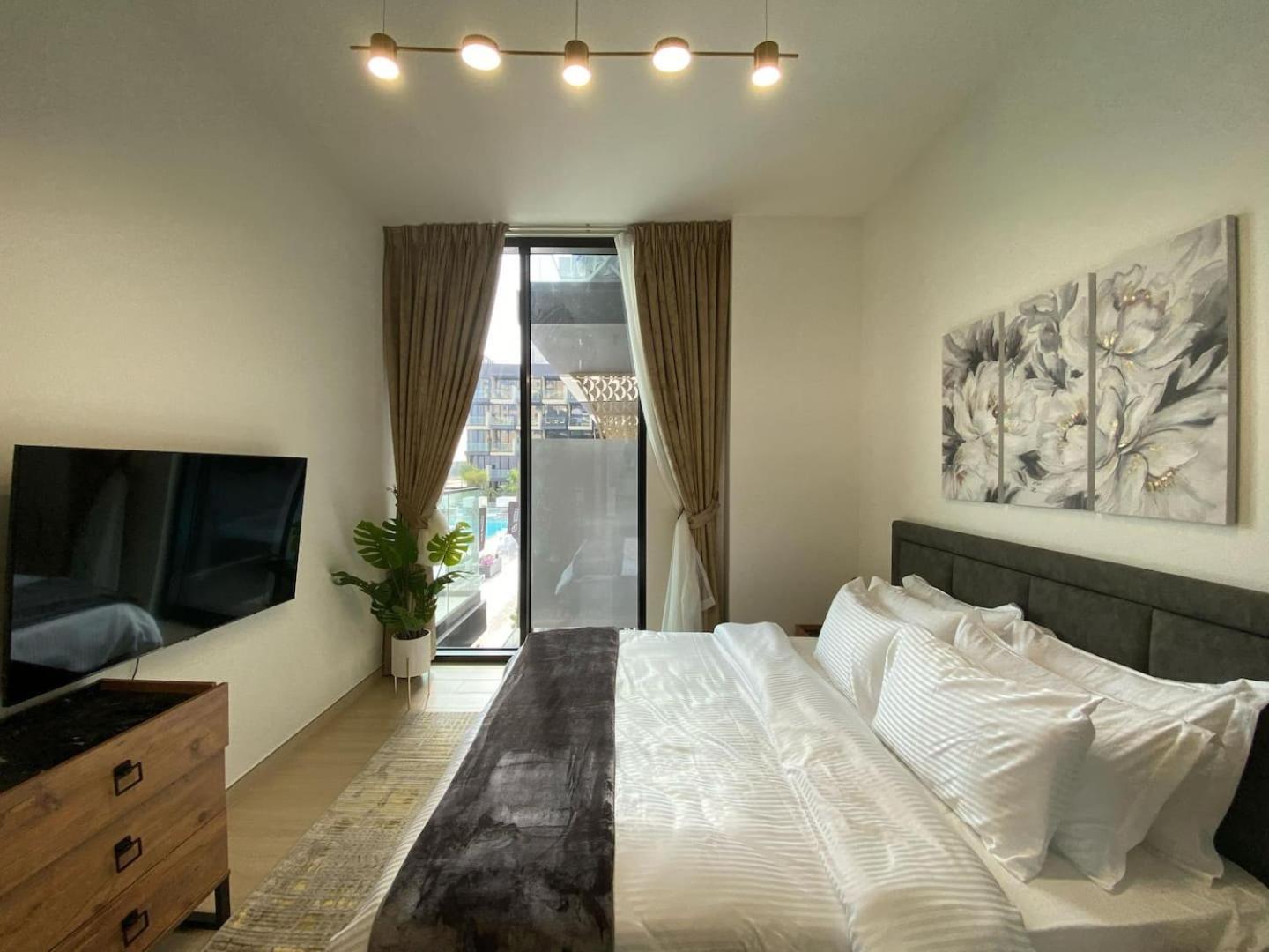 Spacious 1 Bedroom In Jvc W Balcony & Pool View