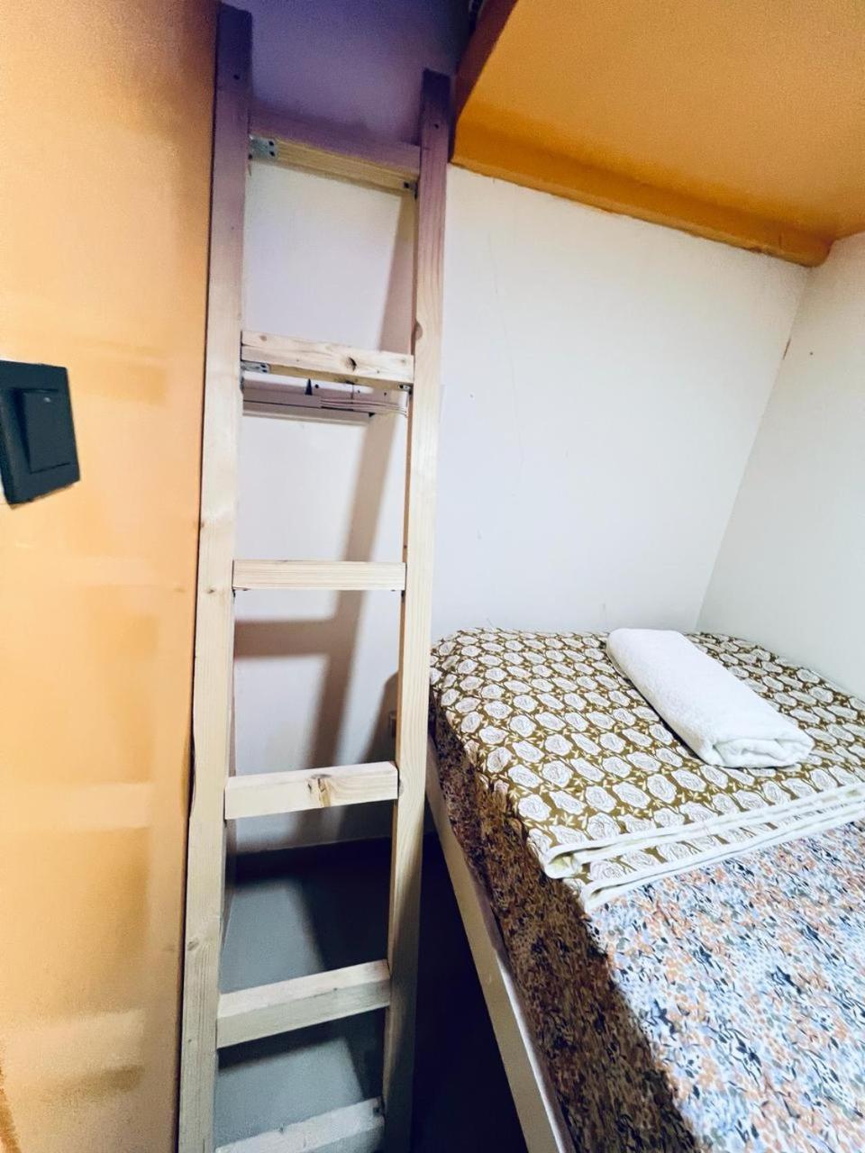Moon Backpackers Burjman Exit 2, Family Partitions, Loft Partitions, Hospedagem domiciliar Dubai