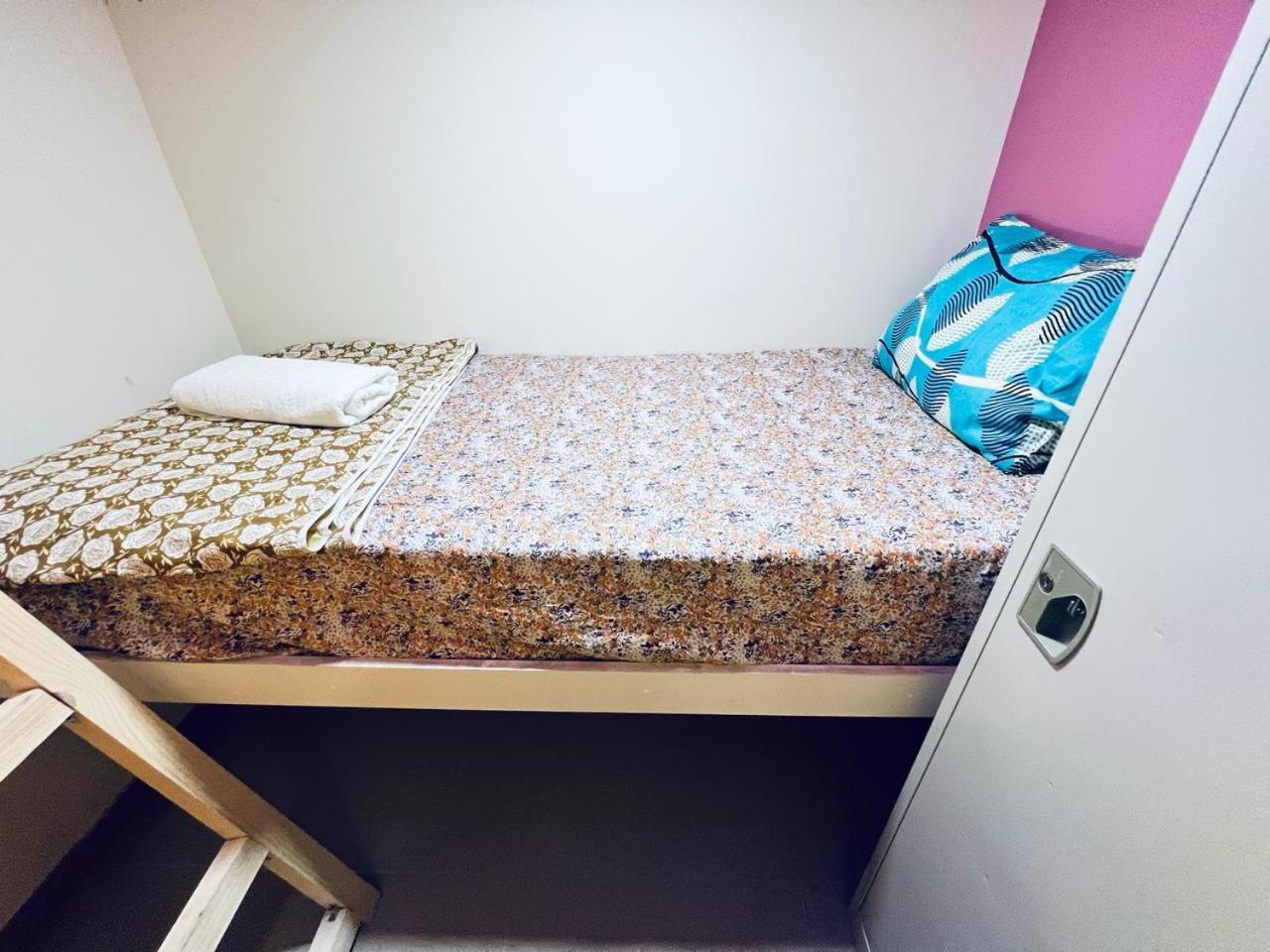 Moon Backpackers Burjman Exit 2, Family Partitions, Loft Partitions, Hospedagem domiciliar Dubai