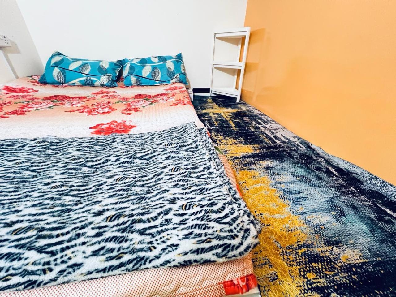 Moon Backpackers Burjman Exit 2, Family Partitions, Loft Partitions, Hospedagem domiciliar Dubai
