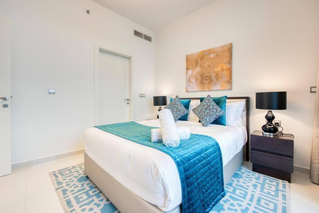 Daire Spacious 1 Bed With Pool & View Dubai