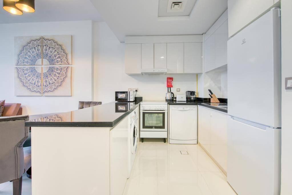 Spacious 1 Bed With Pool & View Dubai
