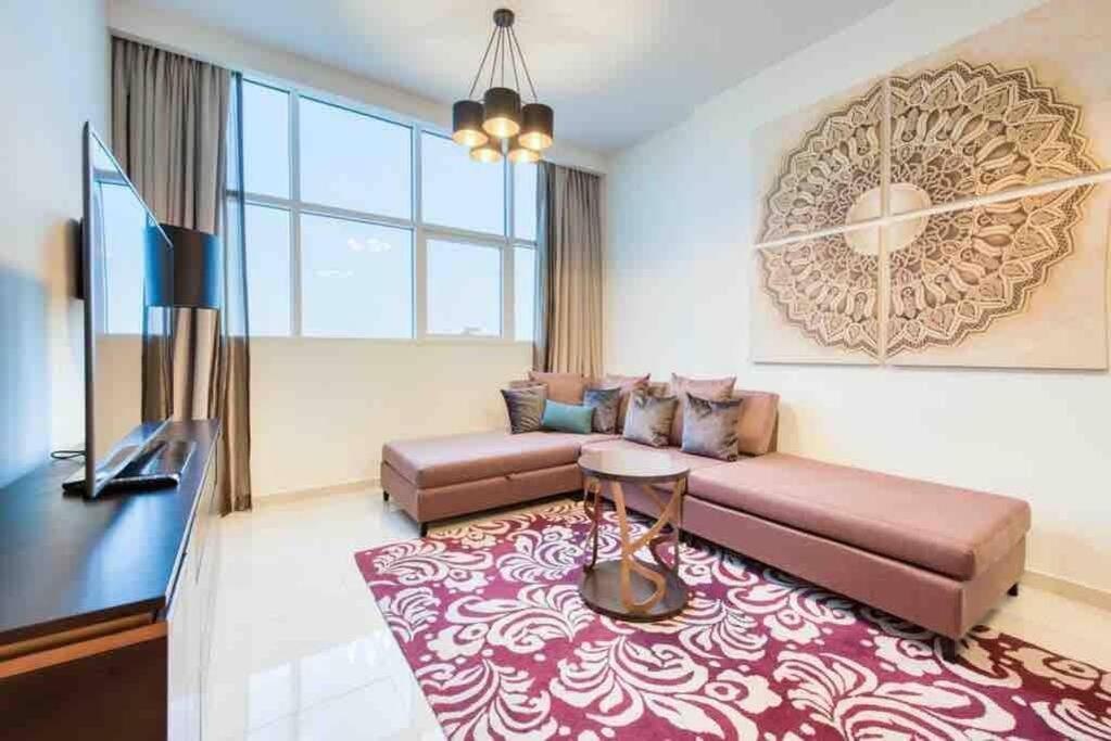 Spacious 1 Bed With Pool & View Dubai