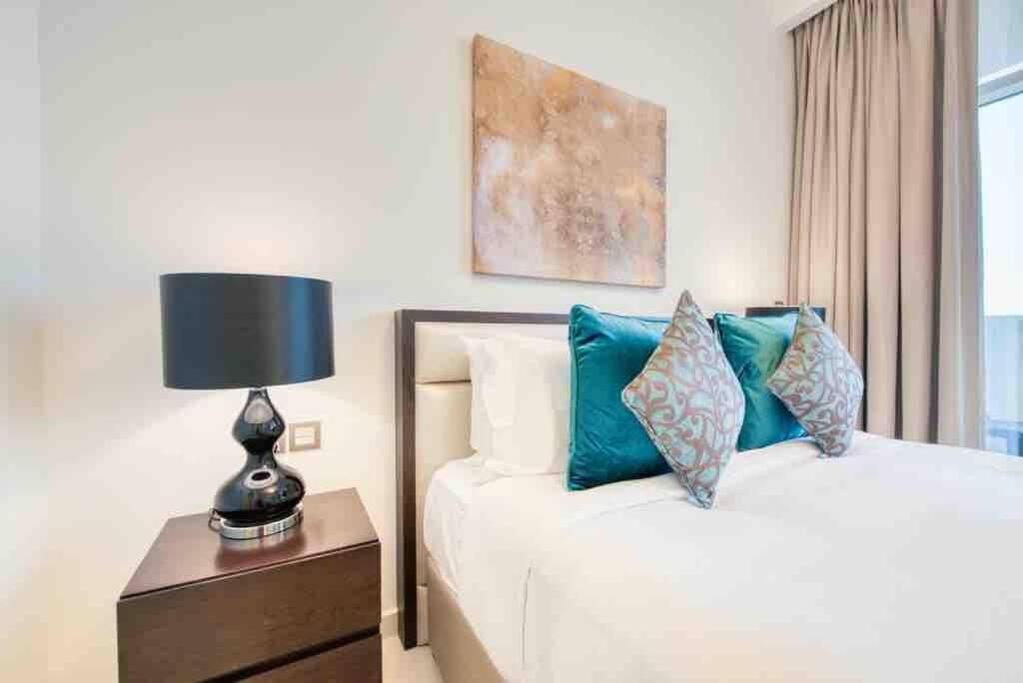 Daire Spacious 1 Bed With Pool & View Dubai