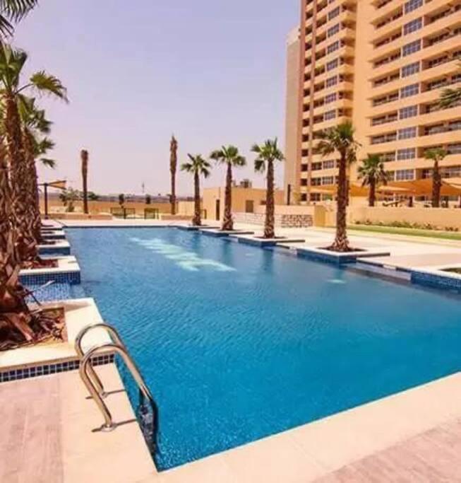 Daire Spacious 1 Bed With Pool & View Dubai