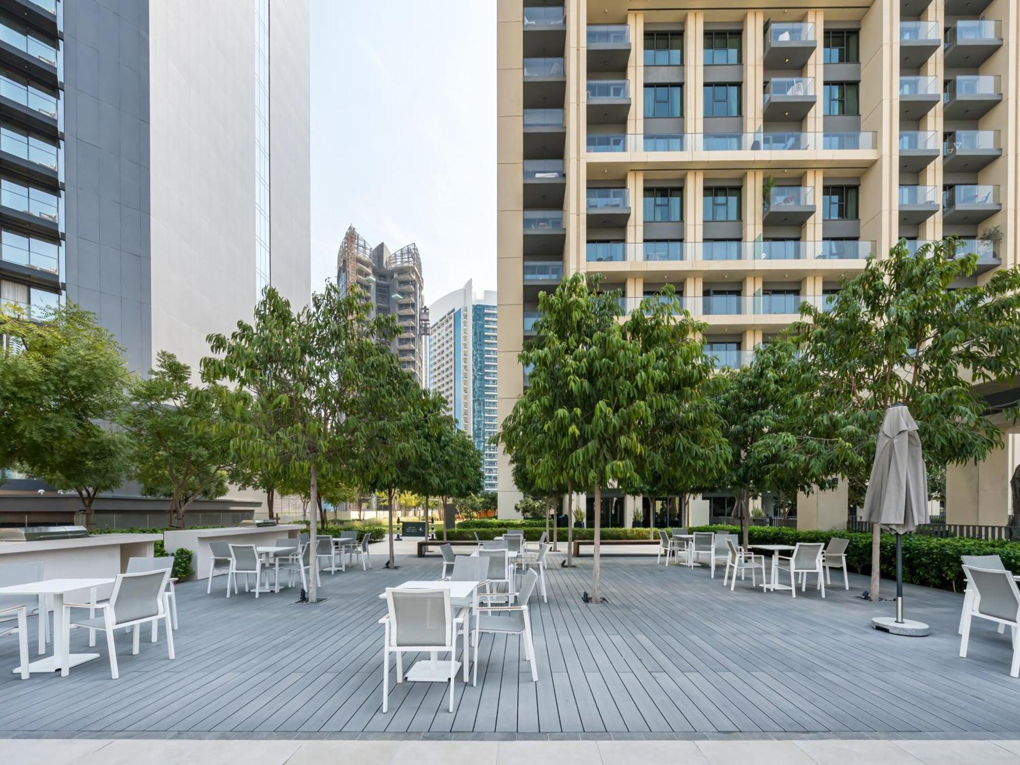 Luxurious 2br In Downtown Pool And Gym Access Dubai