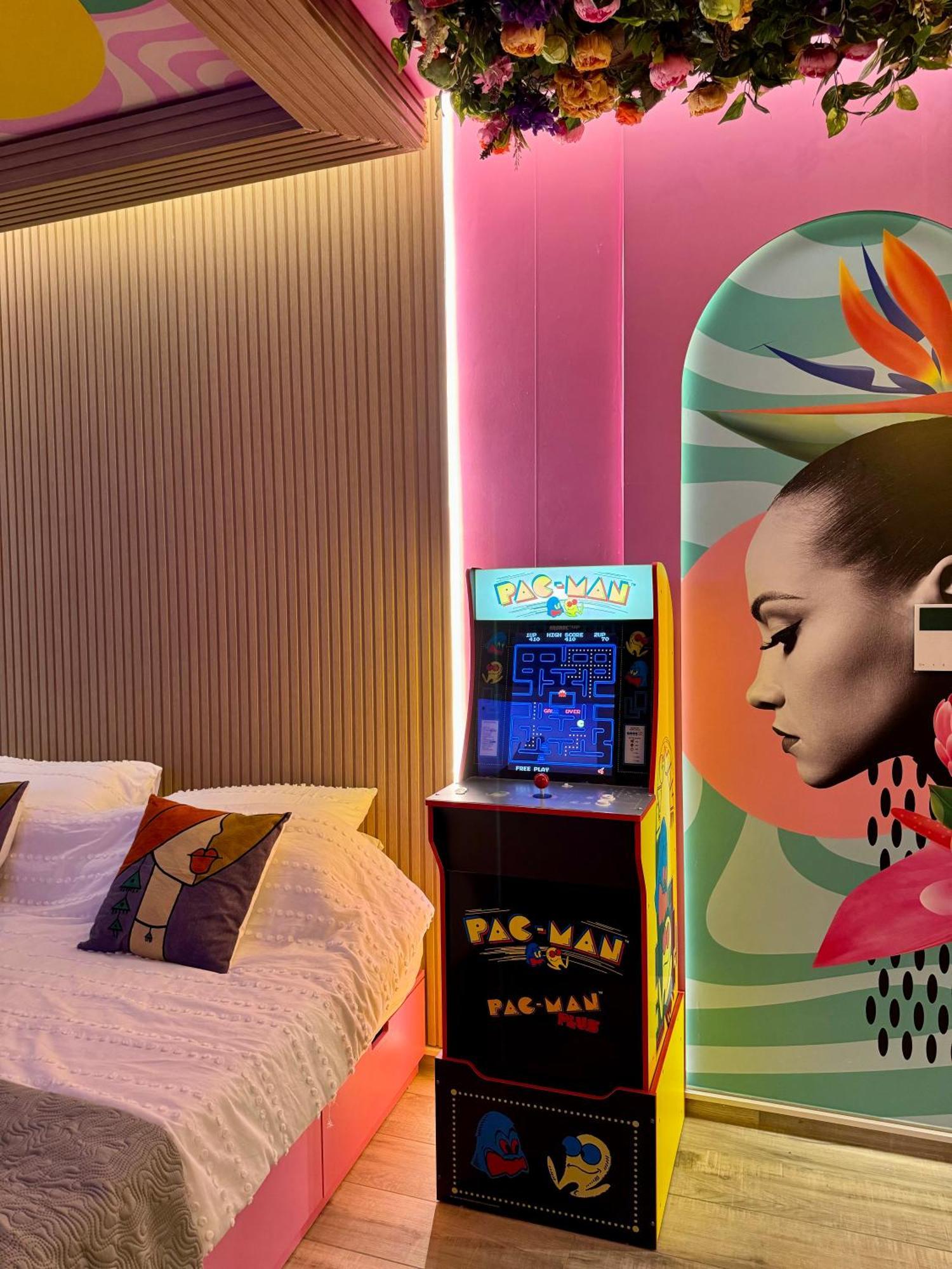 Apartment Capsule Flora Business Bay View Burj Khalifa-pool Table-game Arcade-projector-playstation 5 *