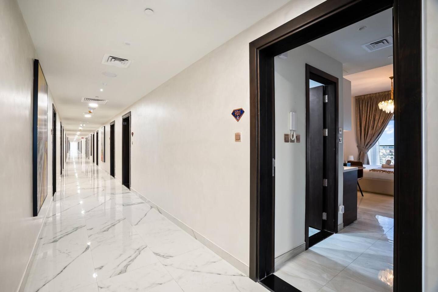 Stylish Studio - Miracle Gardens Apartment