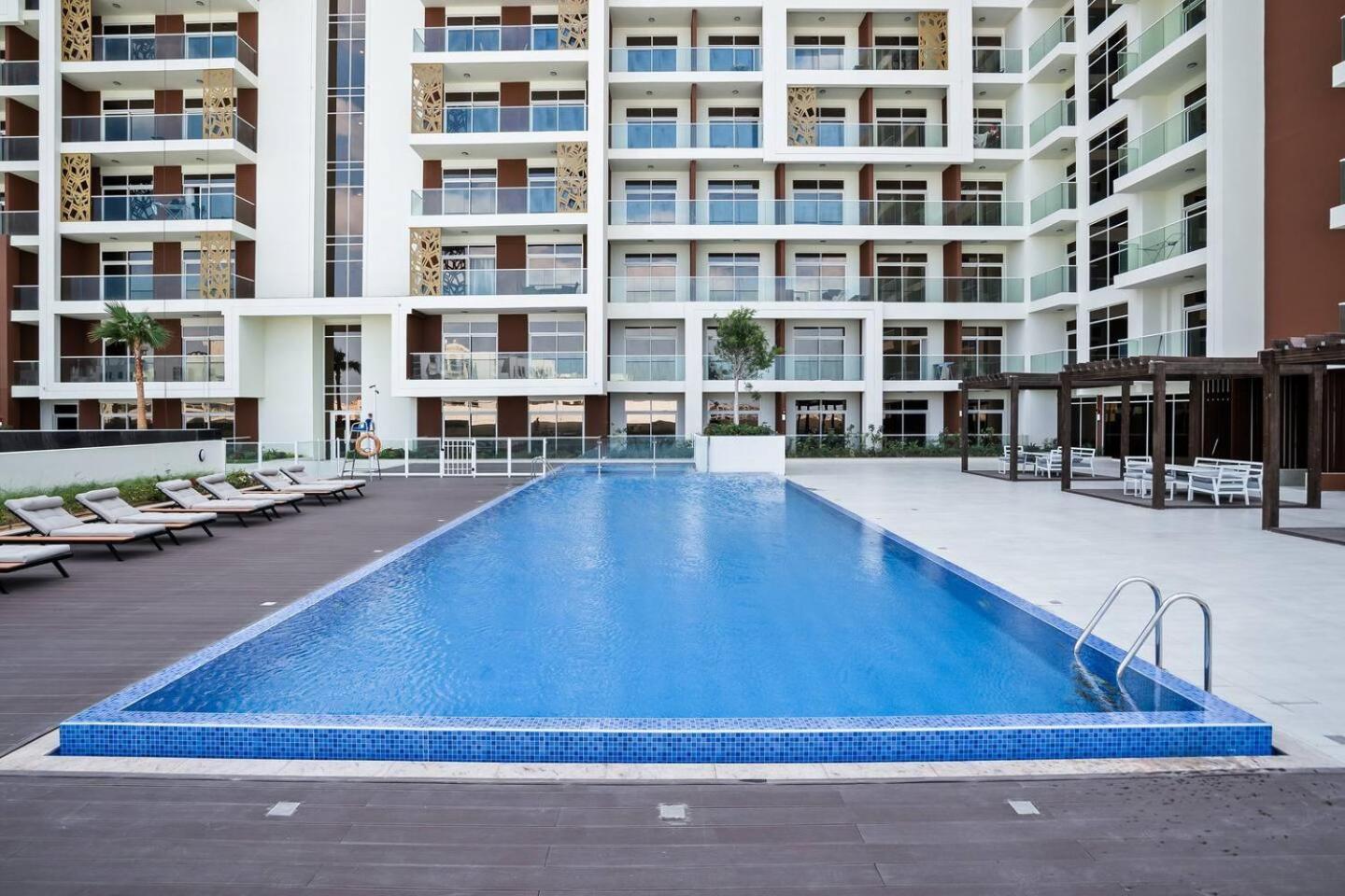 Stylish Studio - Miracle Gardens Apartment *