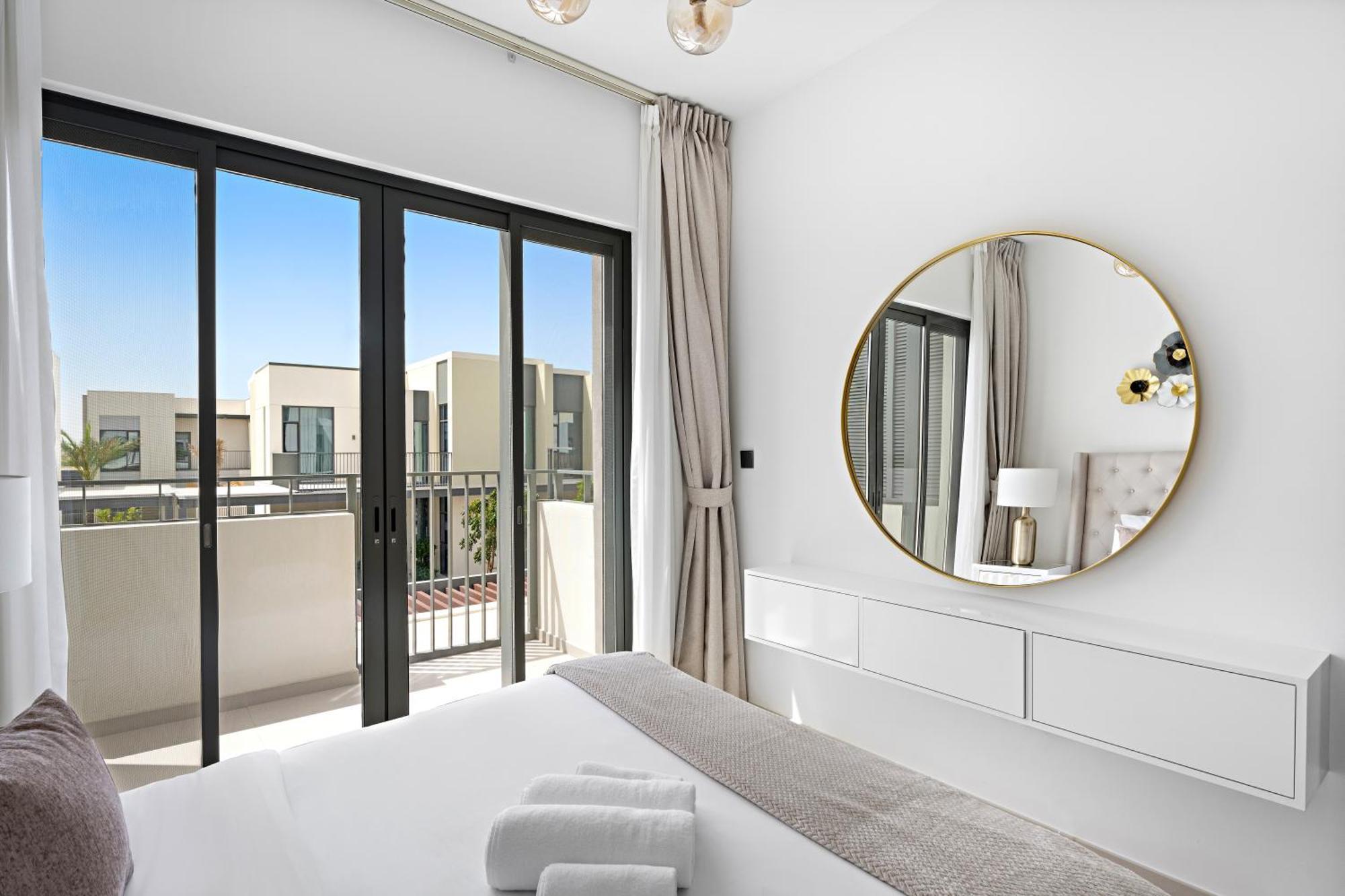 Luxurious 6-sleeper With Large Outdoor Patio Apartment Dubai