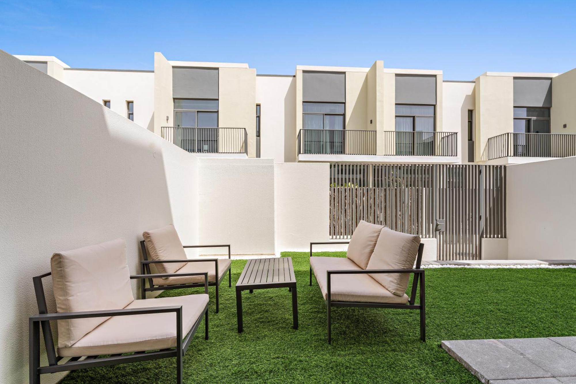 Luxurious 6-sleeper With Large Outdoor Patio Apartment Dubai